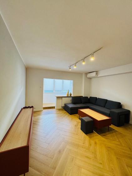 Apartament cu 3 camere semidecomandat, mobilat în P-ța Victoriei