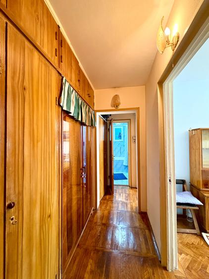 Apartament cu 3 camere semidecomandat în Titan