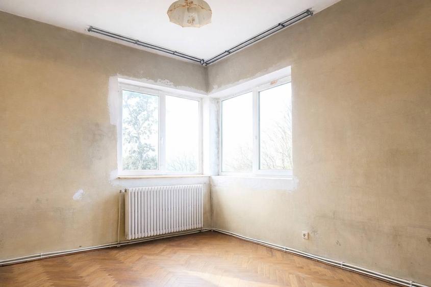 Apartament cu 4 camere decomandat în Central