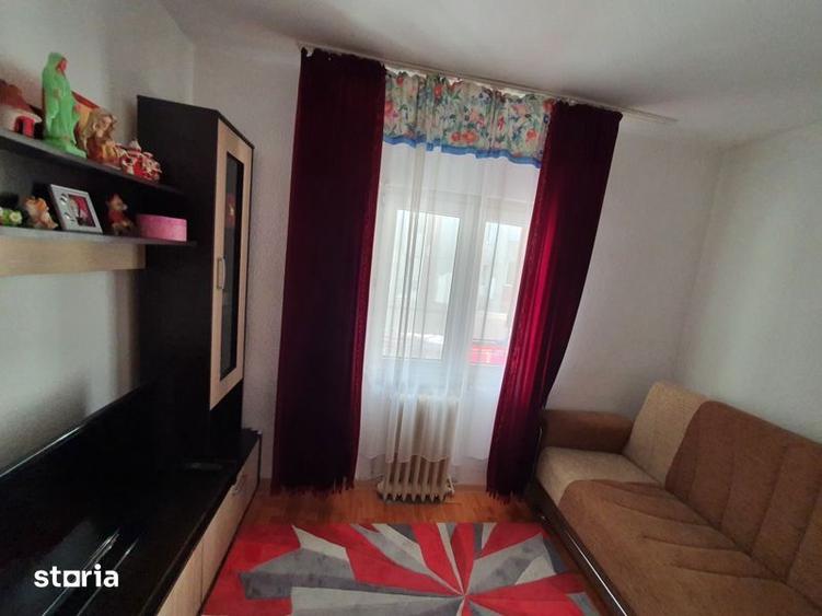 Apartament cu 4 camere decomandat în Est