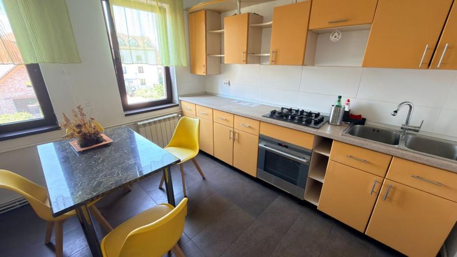 Apartament cu 3 camere decomandat în Sud