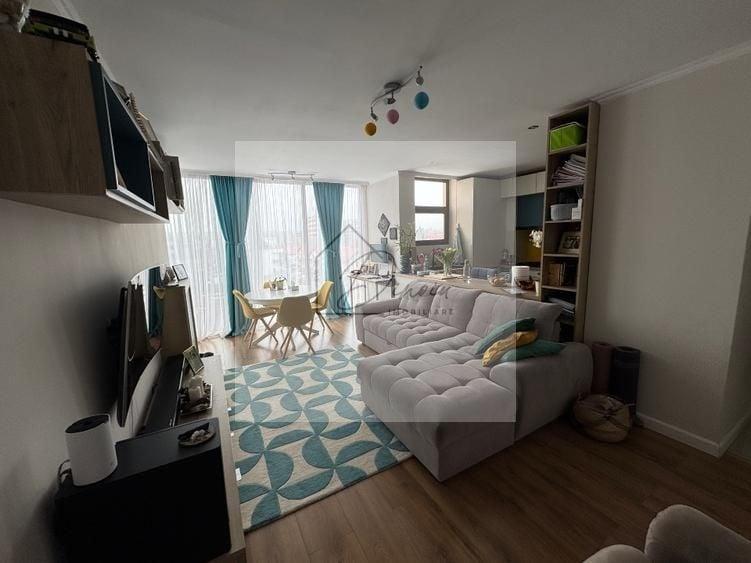 Apartament cu 3 camere semidecomandat, mobilat în Central