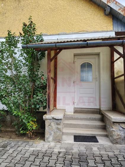 Casă cu 5 camere cu Canalizare în Central