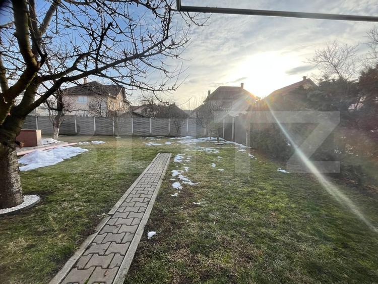 Casă individuală cu 8 camere cu Canalizare în Cetate