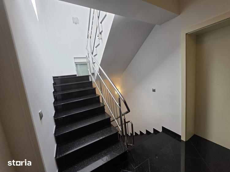 Casă cu 8 camere cu Teren 500 Mp în Central