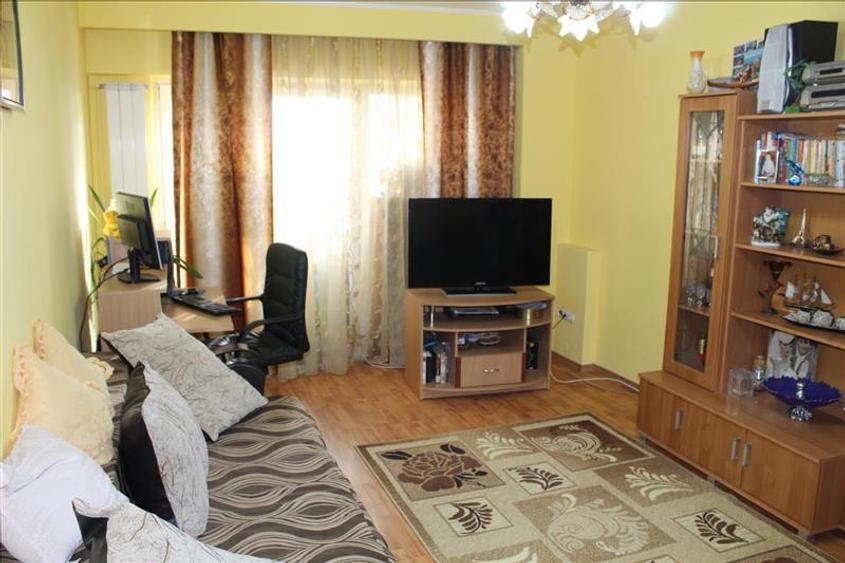 Apartament cu 3 camere decomandat în Peco