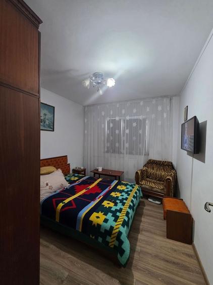 Apartament cu 3 camere decomandat în Titan