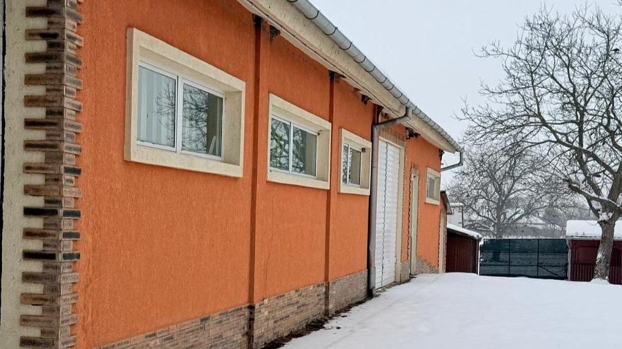 Casă individuală cu 8 camere cu Canalizare în Diosig