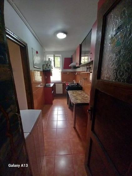 Apartament cu 3 camere semidecomandat, mobilat în Central
