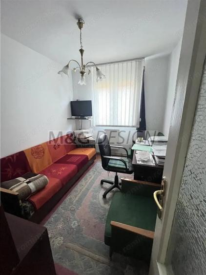 Apartament cu 4 camere semidecomandat în Central