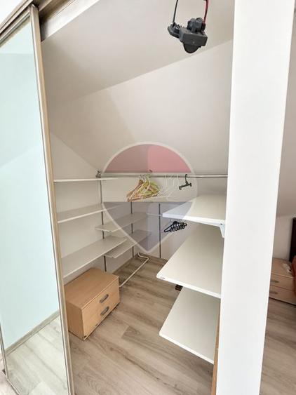 Apartament cu 4 camere semidecomandat, mobilat în Semicentral