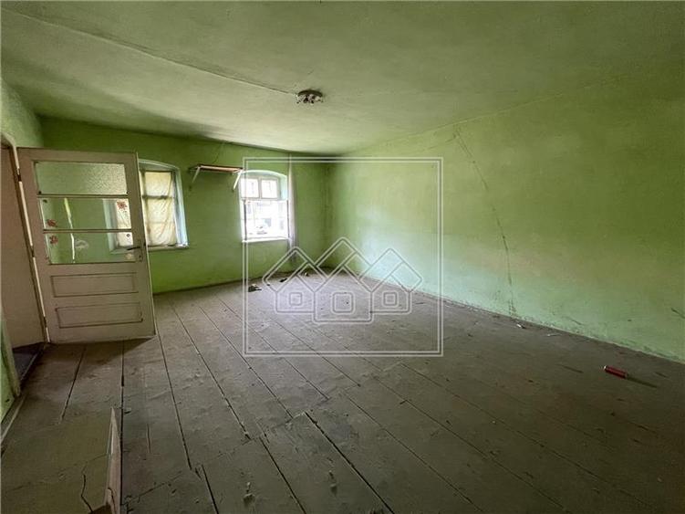 Casă individuală cu 2 camere cu Teren 2162 Mp în Periferie