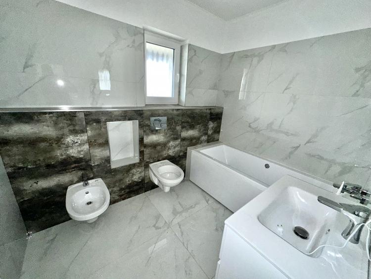Casă individuală cu 4 camere cu Canalizare în Cetate