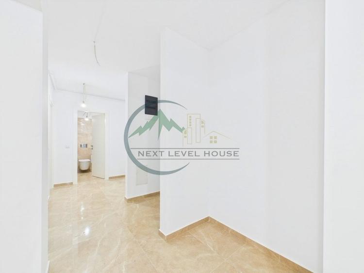 Apartament cu 3 camere decomandat în Tractorul