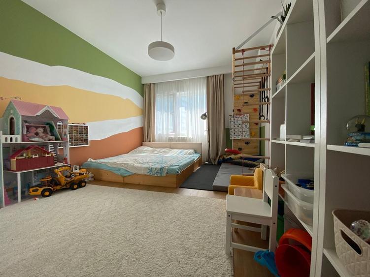 Apartament cu 4 camere decomandat, mobilat în Băneasa