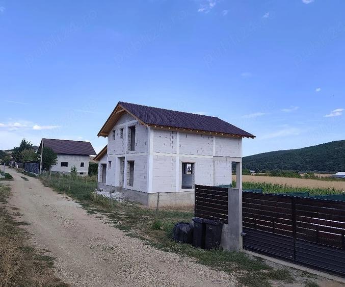 Casă cu Teren 450 Mp în Șard