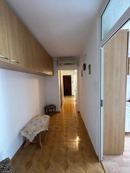 Apartament cu 3 camere decomandat, mobilat în Poarta 6