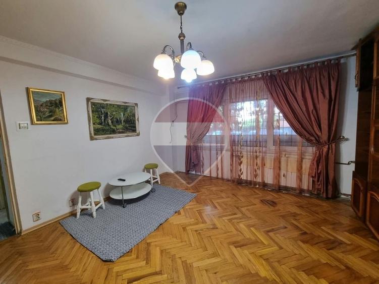 Apartament cu 3 camere semidecomandat în Gara de Est