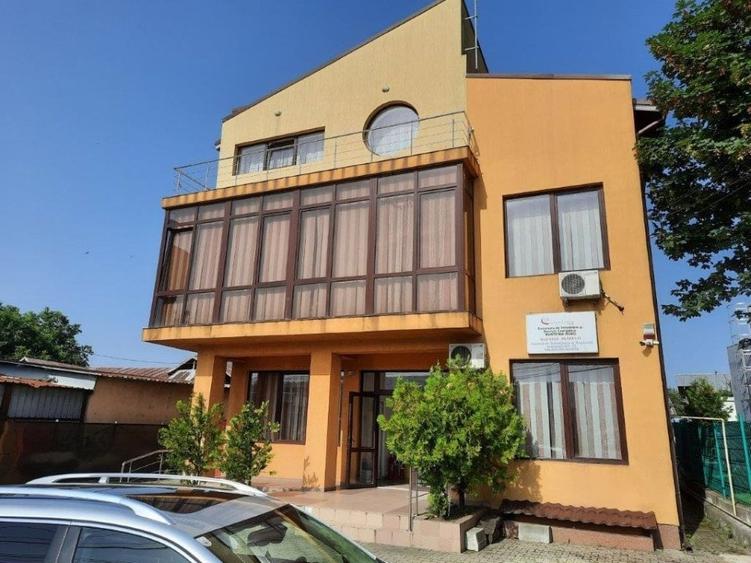 Casă individuală cu 6 camere cu Canalizare în Central