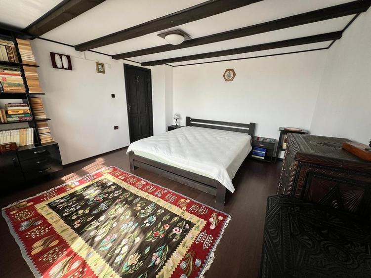 Casă cu 6 camere cu Teren 1593 Mp în Central