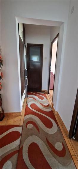 Apartament cu 3 camere decomandat, mobilat în Mircea cel Bătrân