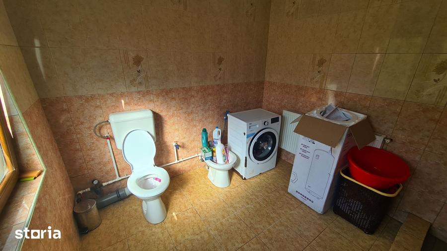 Casă cu 5 camere cu Teren 10706 Mp în Central
