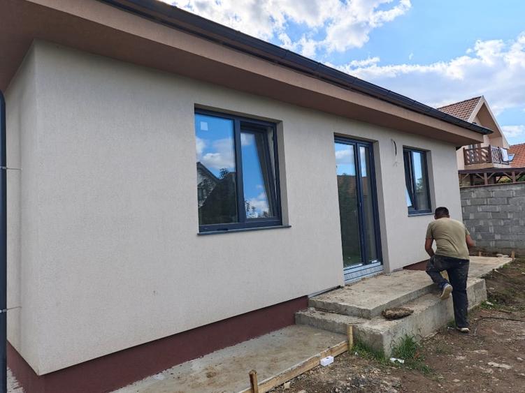 Casă individuală cu 3 camere cu Canalizare în Episcopia Bihorului