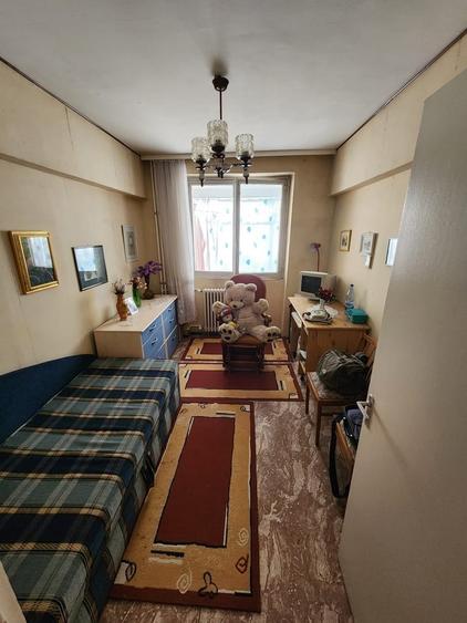 Apartament cu 3 camere decomandat în Tineretului