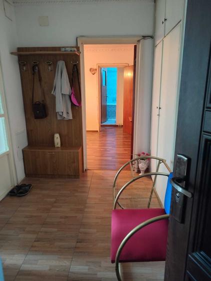 Apartament cu 3 camere semidecomandat în Drumul Taberei