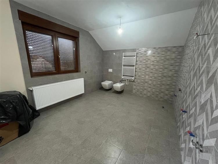 Casă individuală cu 5 camere cu Teren 600 Mp în Exterior Est