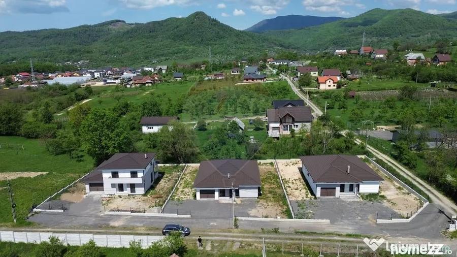 Casă cu 7 camere cu Teren 892 Mp în Est