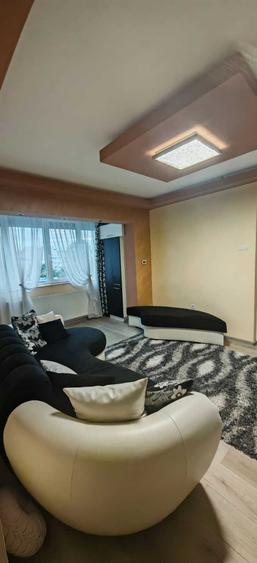 Apartament cu 4 camere semidecomandat în Central