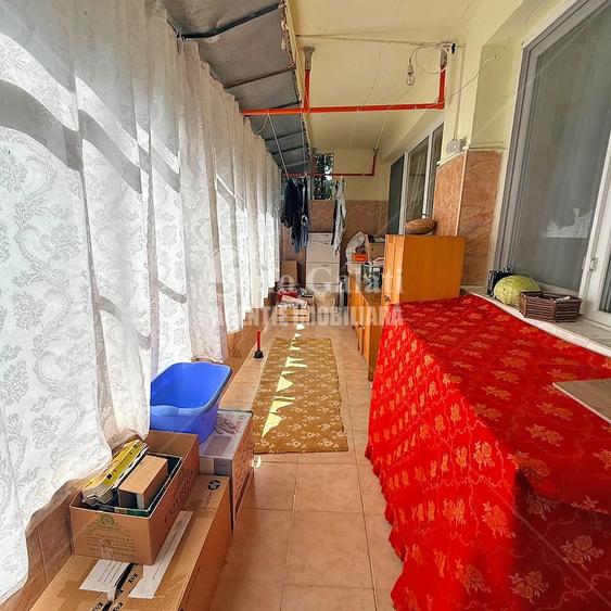 Apartament cu 4 camere semidecomandat în Micro 16