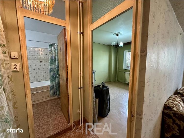 Apartament cu 3 camere semidecomandat în Apusului