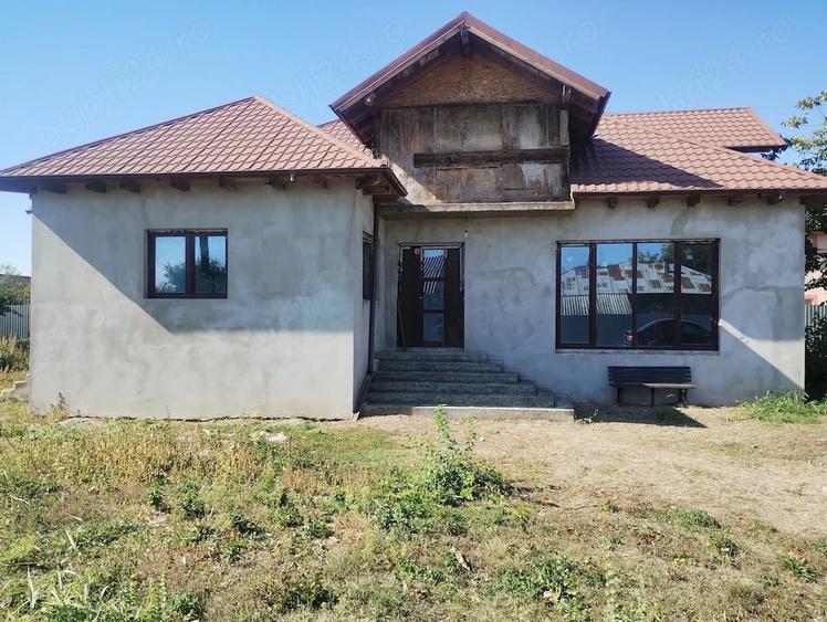 Casă cu Teren 1115 Mp în Garoafa