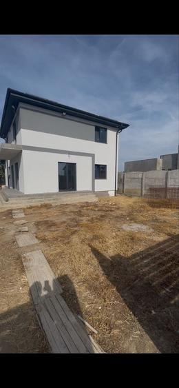 Casă cu 4 camere în Cârcea