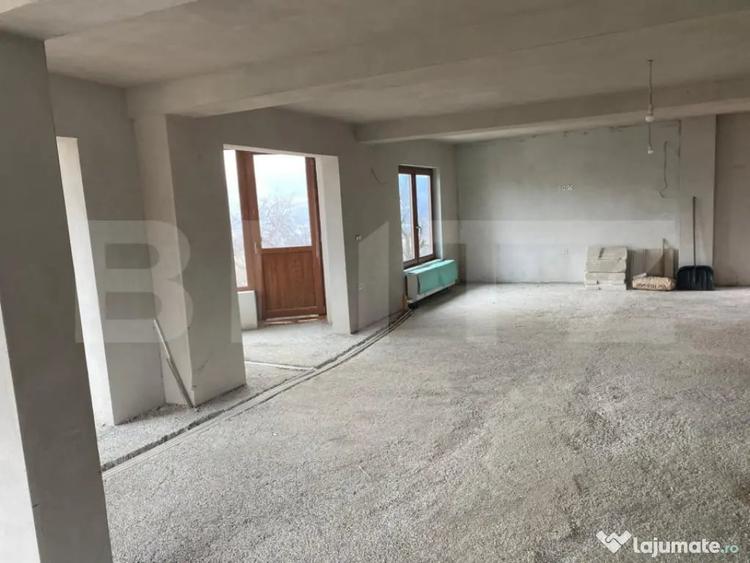 Casă cu 5 camere cu Teren 7100 Mp în Central