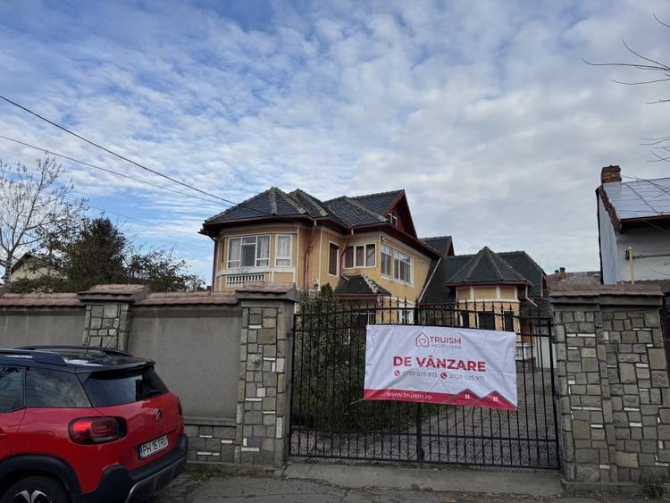 Casă individuală cu 8 camere cu Canalizare în Ultracentral