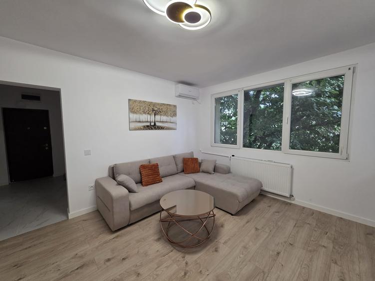 Apartament cu 3 camere semidecomandat în Bucur Obor