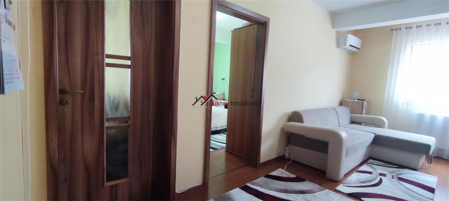 Apartament cu 3 camere semidecomandat, mobilat în Florești