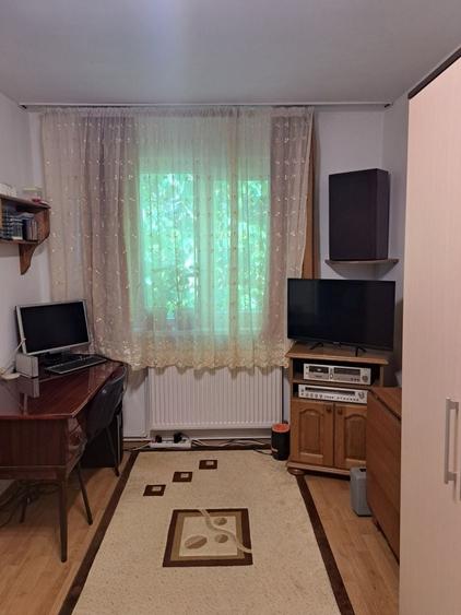 Apartament cu 3 camere semidecomandat în Dâmbu Pietros