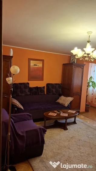 Apartament cu 4 camere decomandat în 1 Decembrie