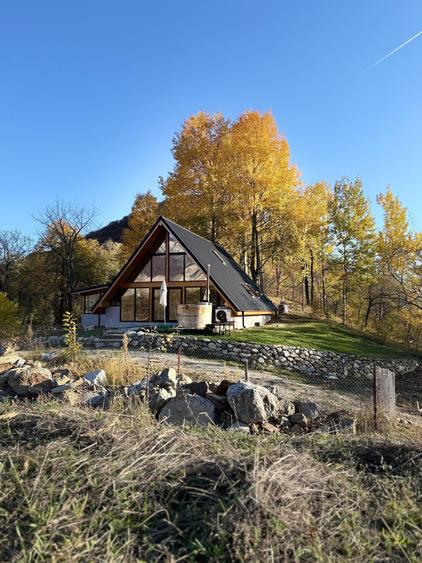 Casă cu 4 camere cu Teren 5000 Mp în Pietreni