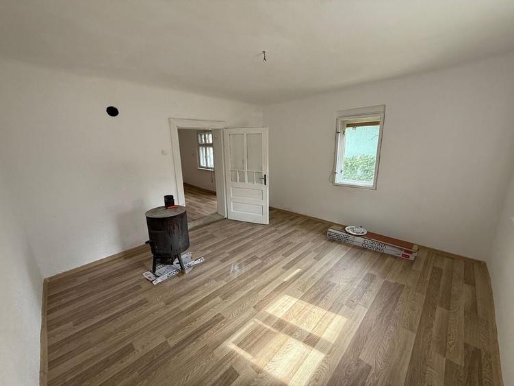 Casă cu 4 camere în Mândra