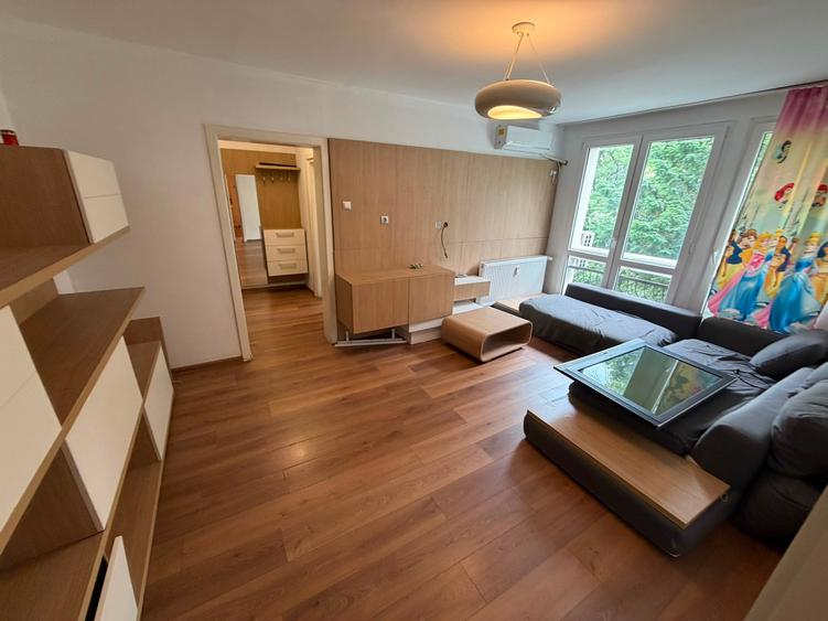 Apartament cu 3 camere semidecomandat în Titan