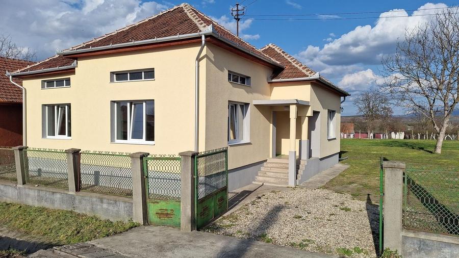 Casă cu 3 camere decomandat în Strei