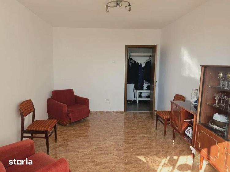 Apartament cu 3 camere decomandat în Astra
