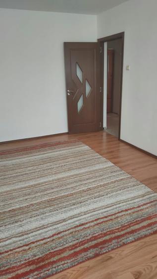 Apartament cu 3 camere în Tei
