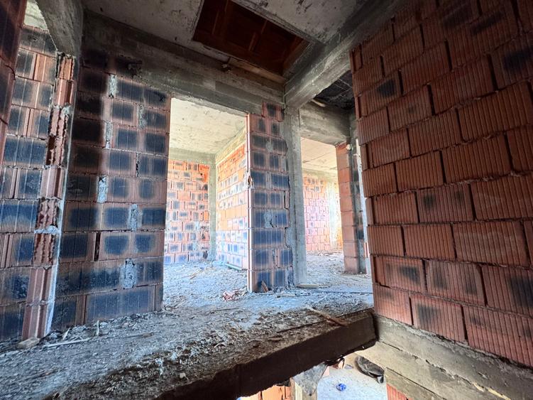 Duplex cu 4 camere cu Canalizare în Exterior Sud