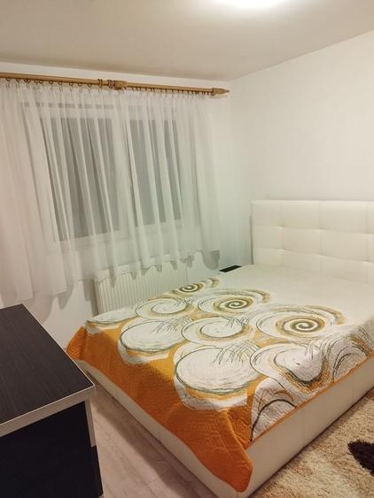 Apartament cu 3 camere semidecomandat în Florești